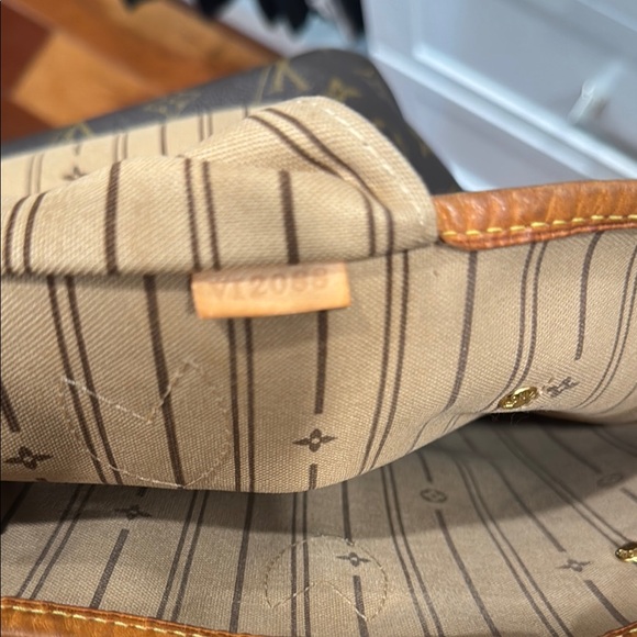 Louis Vuitton Brown Monogram Neverfull MM Tote - Picture 12 of 14